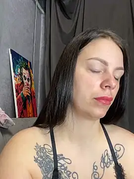 Lola Hale online show from April 28, 2026, 7:41 pm