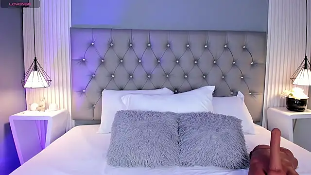 VioletthaRous online show from January 9, 2026, 10:44 pm