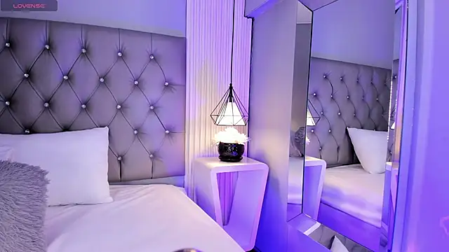 VioletthaRous online show from May 4, 2026, 10:39 pm