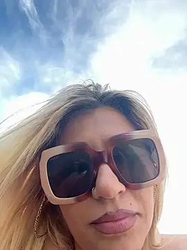 Lorehottie online show from June 3, 2026, 2:33 pm