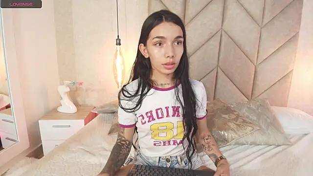 Snapshot of Mollymoon1 chatting on January 15, 2025, 3:43 am Mollymoon1 online show from January 15, 2025, 3:43 am