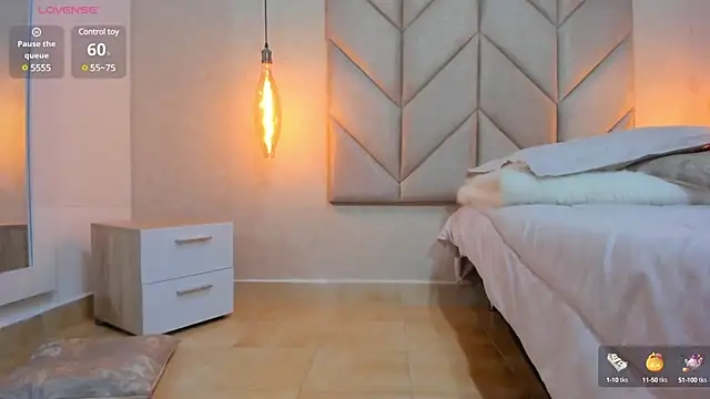 Snapshot of Mollymoon1 chatting on March 13, 2025, 1:21 am Mollymoon1 online show from March 13, 2025, 1:21 am