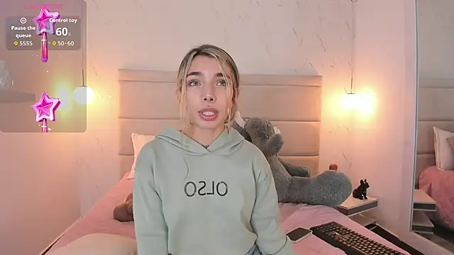 Snapshot of Mollymoon1 chatting on December 1, 2025, 8:14 pm Mollymoon1 online show from December 1, 2025, 8:14 pm