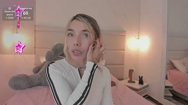 Snapshot of Mollymoon1 chatting on December 2, 2025, 9:10 pm Mollymoon1 online show from December 2, 2025, 9:10 pm