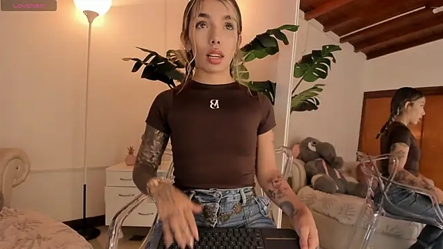 Snapshot of Mollymoon1 chatting on January 31, 2026, 8:18 pm Mollymoon1 online show from January 31, 2026, 8:18 pm