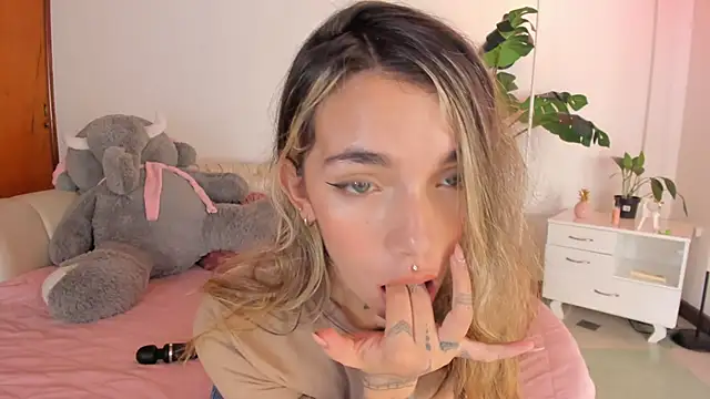 Snapshot of Mollymoon1 chatting on February 4, 2026, 8:47 pm Mollymoon1 online show from February 4, 2026, 8:47 pm