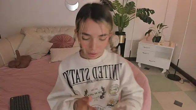 Snapshot of Mollymoon1 chatting on February 9, 2026, 9:30 pm Mollymoon1 online show from February 9, 2026, 9:30 pm