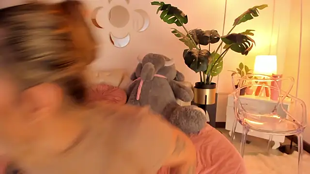 Snapshot of Mollymoon1 chatting on February 14, 2026, 7:54 pm Mollymoon1 online show from February 14, 2026, 7:54 pm