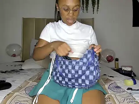 Snapshot of Pearl_00 chatting on March 20, 2025, 9:02 pm Pearl 00 online show from March 20, 2025, 9:02 pm