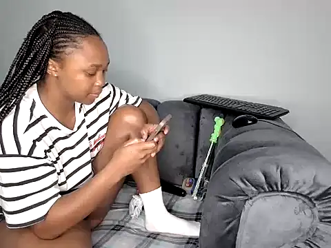 Snapshot of Pearl_00 chatting on October 28, 2025, 4:49 am Pearl 00 online show from October 28, 2025, 4:49 am