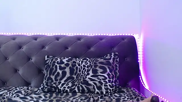 TiffanyPeretz online show from September 21, 2025, 12:40 pm