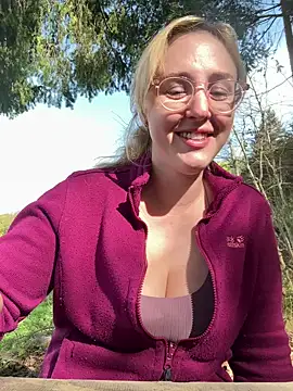 Snapshot of SherryOutdoor1 chatting on April 17, 2026, 8:28 am SherryOutdoor1 online show from April 17, 2026, 8:28 am