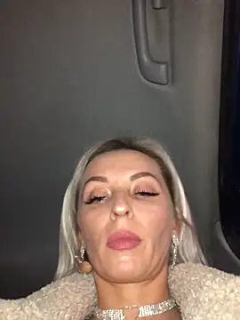 Snapshot of Diamond_Bunny_ chatting on December 19, 2024, 4:35 pm Diamond Bunny online show from December 19, 2024, 4:35 pm