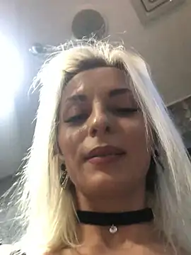 Snapshot of Diamond_Bunny_ chatting on February 14, 2025, 12:03 pm Diamond Bunny online show from February 14, 2025, 12:03 pm