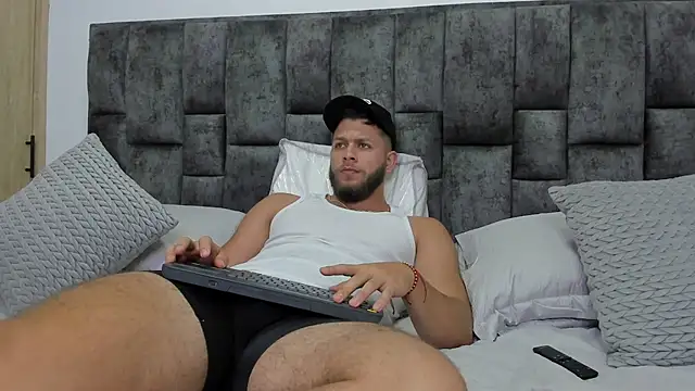 Snapshot of BastianFerrari chatting on December 21, 2024, 10:40 pm BastianFerrari online show from December 21, 2024, 10:40 pm