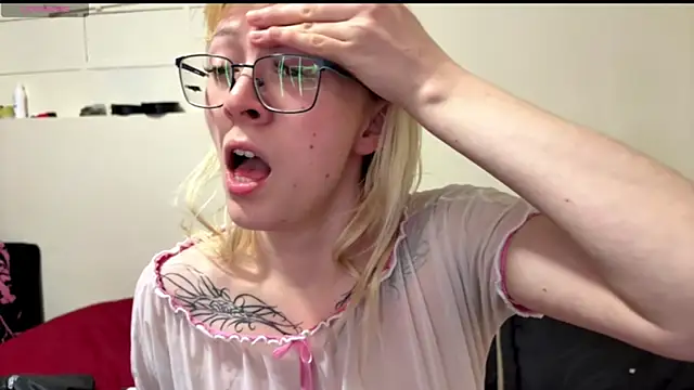 Snapshot of Cloe_five chatting on November 21, 2025, 7:01 pm Cloe five online show from November 21, 2025, 7:01 pm