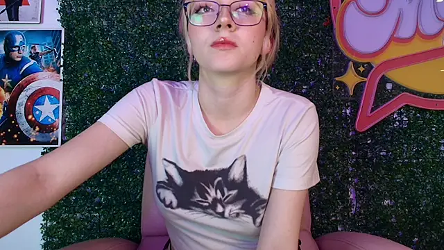 Snapshot of Cloe_five chatting on December 15, 2025, 8:02 pm Cloe five online show from December 15, 2025, 8:02 pm