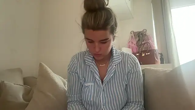 Snapshot of maisiesmithx chatting on October 28, 2025, 12:09 pm maisiesmithx online show from October 28, 2025, 12:09 pm