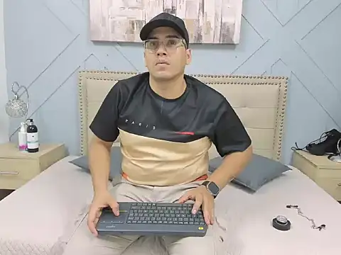 Snapshot of Vale_n_Matt chatting on September 21, 2025, 3:41 am Vale n Matt online show from September 21, 2025, 3:41 am