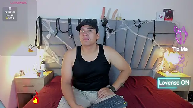 Snapshot of Vale_n_Matt chatting on October 28, 2025, 3:43 am Vale n Matt online show from October 28, 2025, 3:43 am