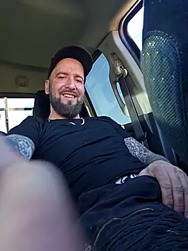 Snapshot of Beardedtattood chatting on March 18, 2025, 1:42 pm Beardedtattood online show from March 18, 2025, 1:42 pm