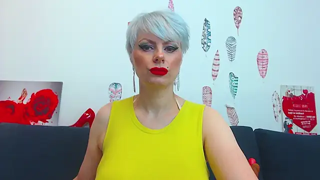 Snapshot of ForeverBarbie_ chatting on October 13, 2025, 9:48 pm ForeverBarbie online show from October 13, 2025, 9:48 pm