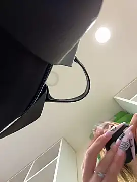 Snapshot of mur_girl chatting on December 4, 2024, 12:58 pm mur girl online show from December 4, 2024, 12:58 pm