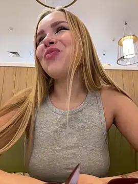 Snapshot of mur_girl chatting on December 8, 2024, 9:02 am mur girl online show from December 8, 2024, 9:02 am