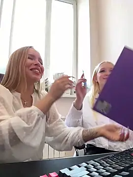 Snapshot of mur_girl chatting on February 15, 2025, 8:33 am mur girl online show from February 15, 2025, 8:33 am