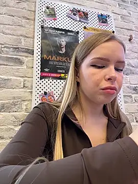 Snapshot of mur_girl chatting on October 31, 2025, 9:43 am mur girl online show from October 31, 2025, 9:43 am