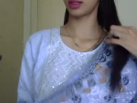 MAAYRA 09 online show from April 30, 2026, 5:47 am