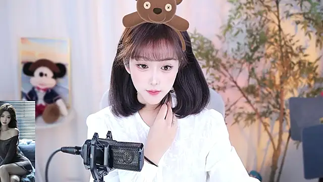 Snapshot of Arwyn-rr chatting on December 9, 2024, 12:19 pm Arwyn-rr online show from December 9, 2024, 12:19 pm