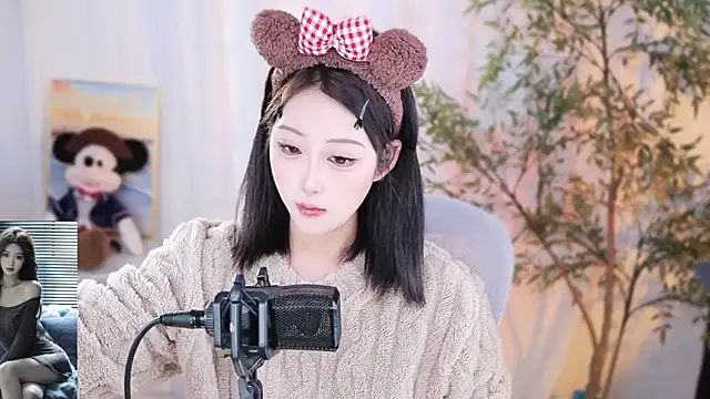 Snapshot of Arwyn-rr chatting on December 20, 2024, 12:38 pm Arwyn-rr online show from December 20, 2024, 12:38 pm