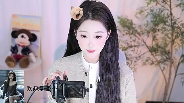 Snapshot of Arwyn-rr chatting on February 16, 2025, 2:21 pm Arwyn-rr online show from February 16, 2025, 2:21 pm