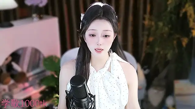 Snapshot of Arwyn-rr chatting on September 14, 2025, 1:43 pm Arwyn-rr online show from September 14, 2025, 1:43 pm