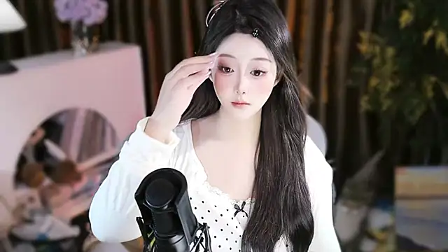 Snapshot of Arwyn-rr chatting on November 14, 2025, 11:09 am Arwyn-rr online show from November 14, 2025, 11:09 am