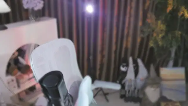 Snapshot of Arwyn-rr chatting on November 17, 2025, 10:32 am Arwyn-rr online show from November 17, 2025, 10:32 am