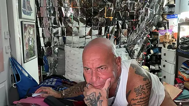 joeytatts66 online show from April 28, 2026, 2:27 am