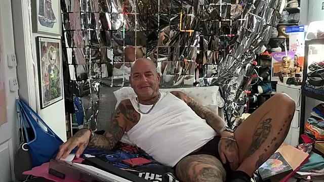 joeytatts66 online show from April 29, 2026, 1:21 am