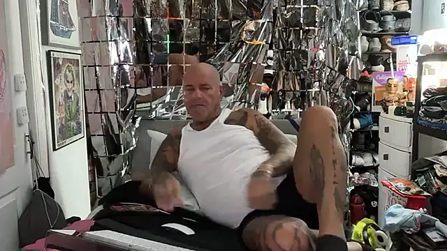 joeytatts66 online show from May 10, 2026, 2:06 am