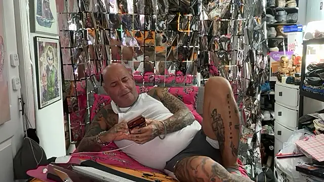 joeytatts66 online show from May 15, 2026, 1:23 am