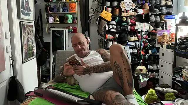 joeytatts66 online show from May 22, 2026, 1:02 am