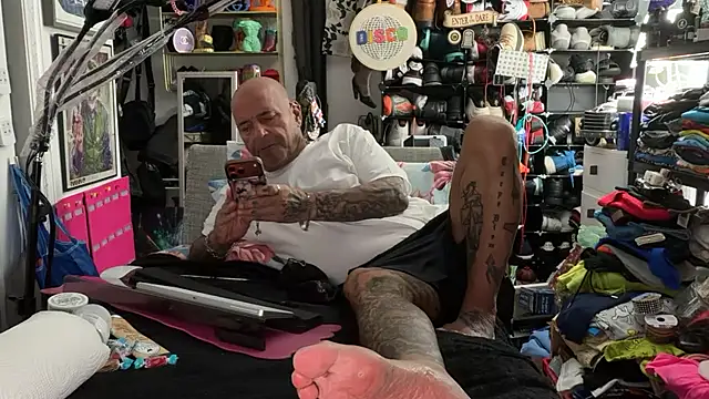joeytatts66 online show from June 15, 2026, 2:47 am