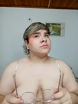 Snapshot of amalia_love chatting on February 22, 2025, 9:23 am amalia love online show from February 22, 2025, 9:23 am