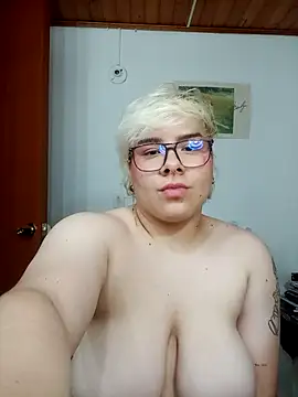 Snapshot of amalia_love chatting on October 24, 2025, 6:43 am amalia love online show from October 24, 2025, 6:43 am