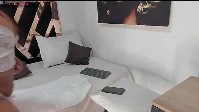 Alenajones online show from June 29, 2026, 5:57 am