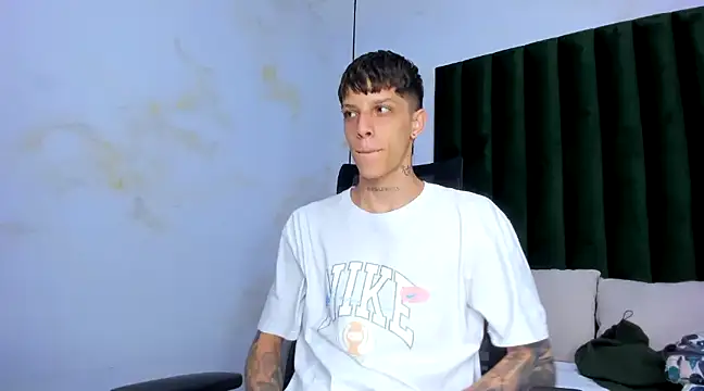 Snapshot of Adam_hard_ chatting on December 3, 2024, 8:50 pm Adam hard online show from December 3, 2024, 8:50 pm