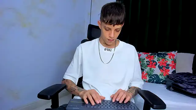 Snapshot of Adam_hard_ chatting on January 17, 2025, 7:49 pm Adam hard online show from January 17, 2025, 7:49 pm