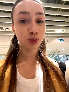 Lia  Love online show from December 3, 2024, 1:21 pm