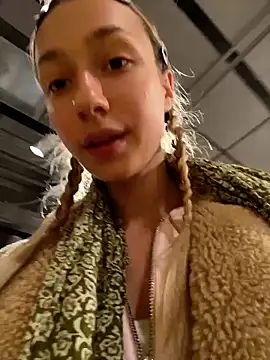 Lia  Love online show from October 5, 2025, 12:14 pm